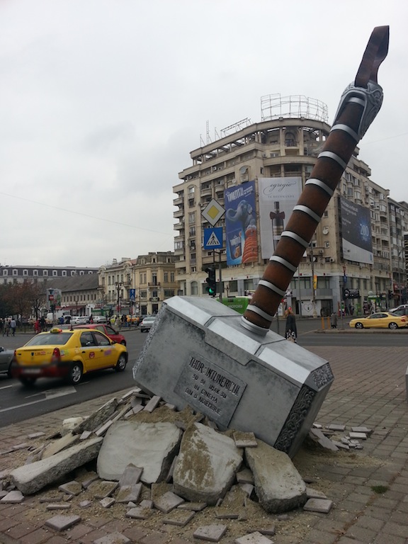 Augment Treasure Sculptor Ciocanul lui Thor a aterizat in Piata Unirii din Bucuresti! – Marea Dragoste