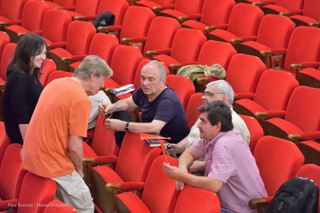 Andrei Șerban împreună cu Daniela Dima, Gabriel Liiceanu, Andrei Pleșu și Radu Paraschivescu la începutul repetiției generale a operetei „Die Lustige Witwe” de Franz Lehár  - „Văduva veselă”, „La veuve joyeuse”, „The Merry Widow” în noua montare a lui Andrei Şerban, o coproducţie Opera Naţională Bucureşti - Opera Naţională Română Iaşi.