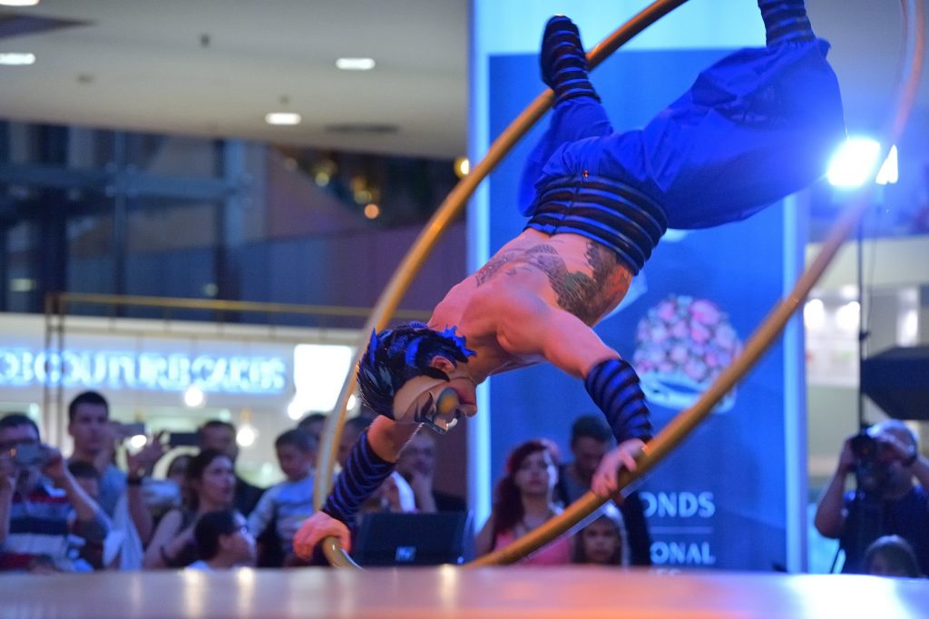 Cedric Belisle, artist acrobat in spectacolul Varekai by Cirque du Soleil