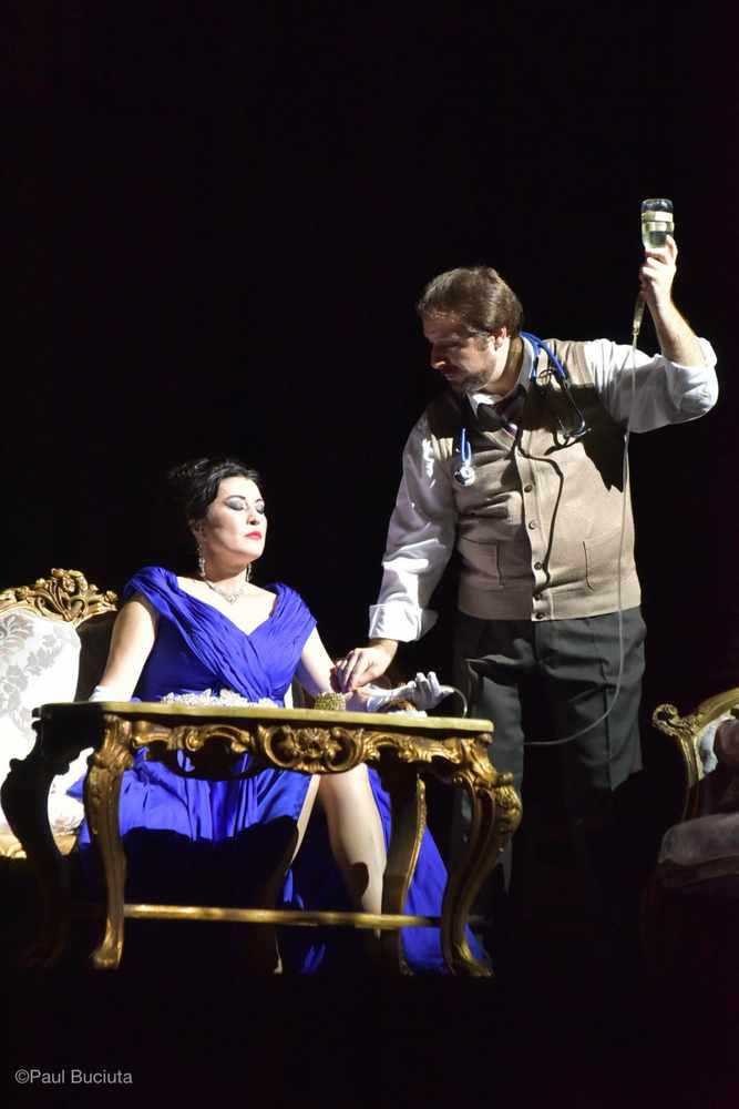 La traviata, în regia britanicului Paul Curran, pescena Operei Nationale Bucuresti.