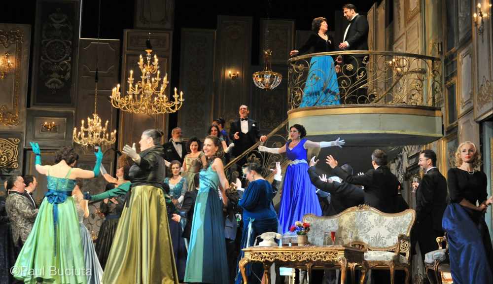La traviata, în regia britanicului Paul Curran, pescena Operei Nationale Bucuresti.