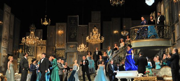 La traviata, în regia britanicului Paul Curran, pescena Operei Nationale Bucuresti.