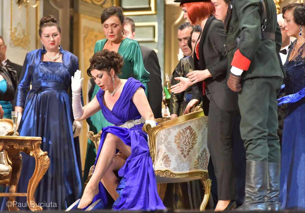 La traviata, în regia britanicului Paul Curran, pescena Operei Nationale Bucuresti.