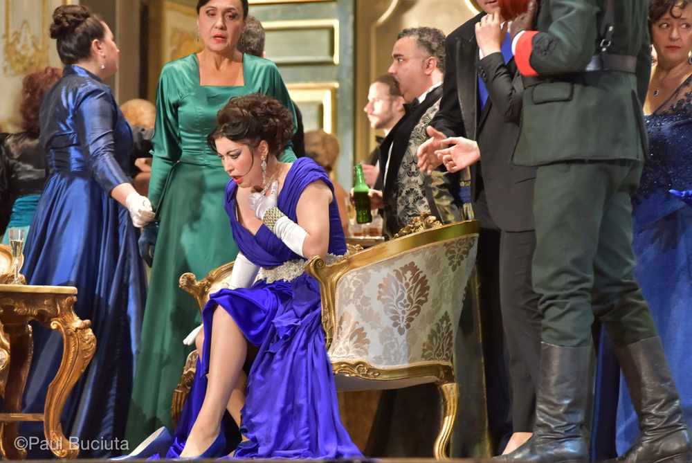 La traviata, în regia britanicului Paul Curran, pescena Operei Nationale Bucuresti.
