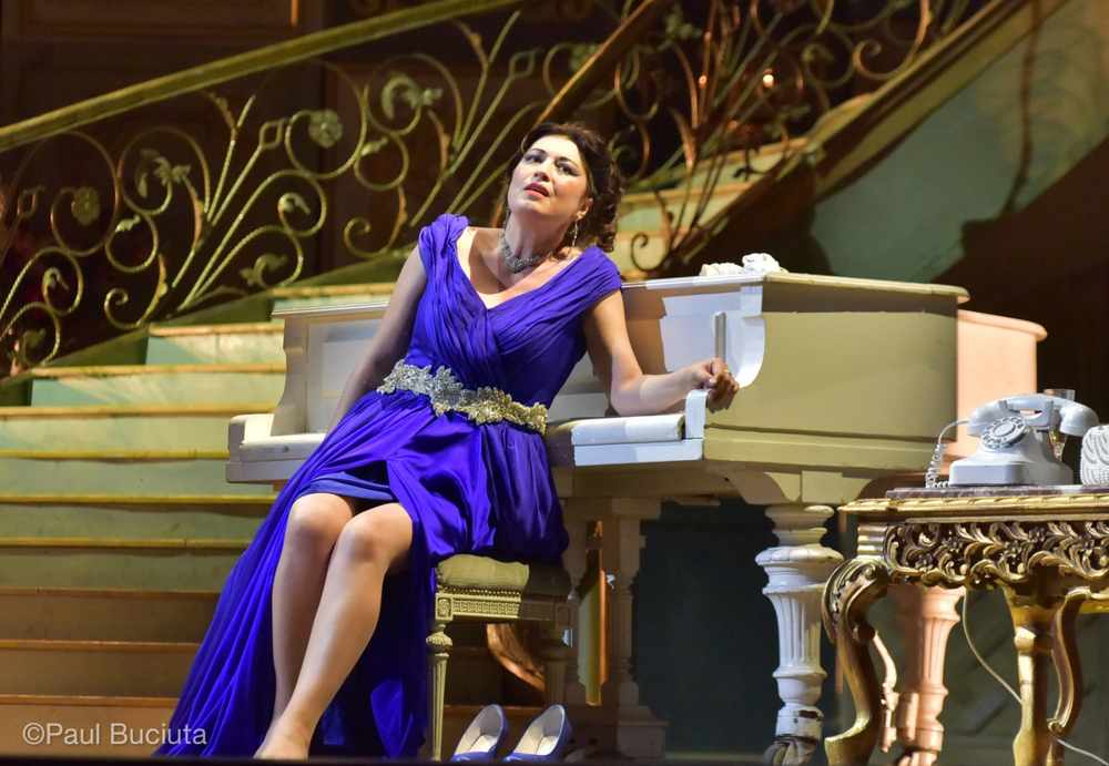 La traviata, în regia britanicului Paul Curran, pescena Operei Nationale Bucuresti.