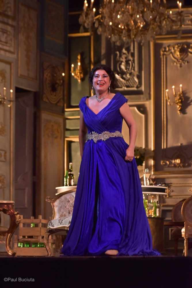 La traviata, în regia britanicului Paul Curran, pescena Operei Nationale Bucuresti.