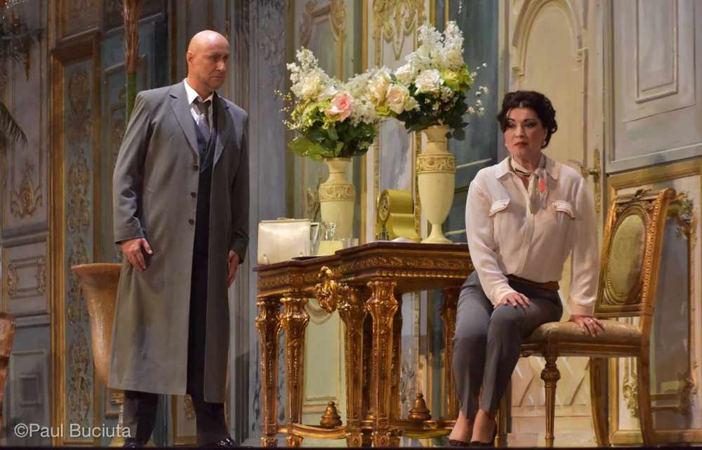 La traviata, în regia britanicului Paul Curran, pescena Operei Nationale Bucuresti.