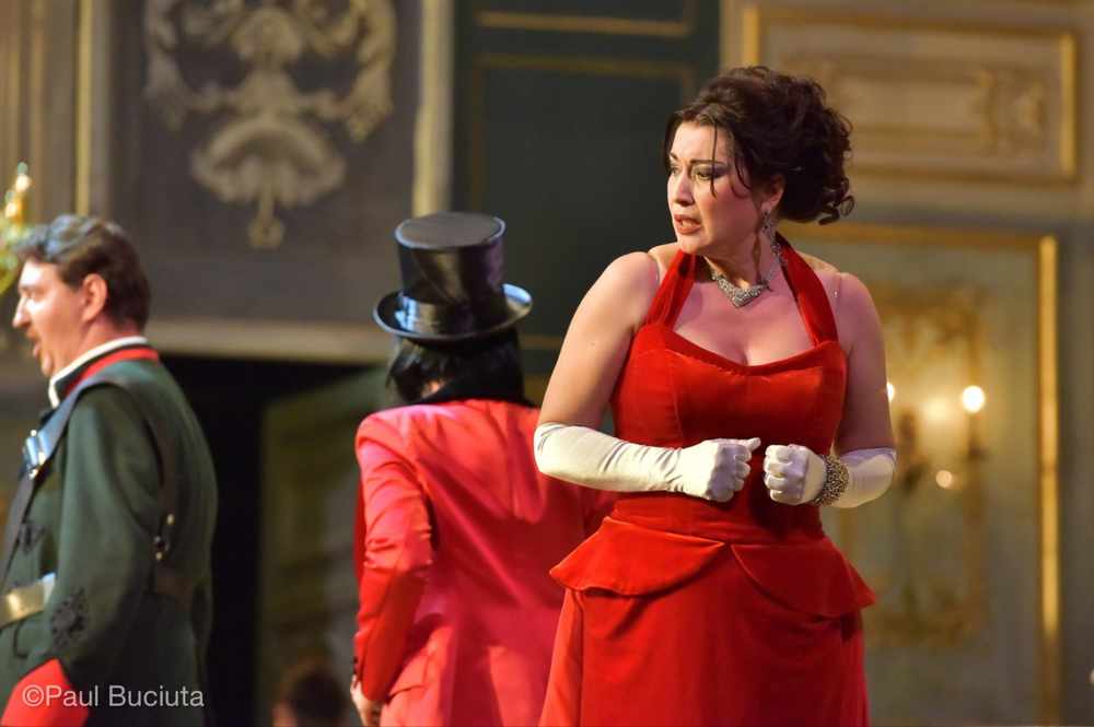 La traviata, în regia britanicului Paul Curran, pescena Operei Nationale Bucuresti.