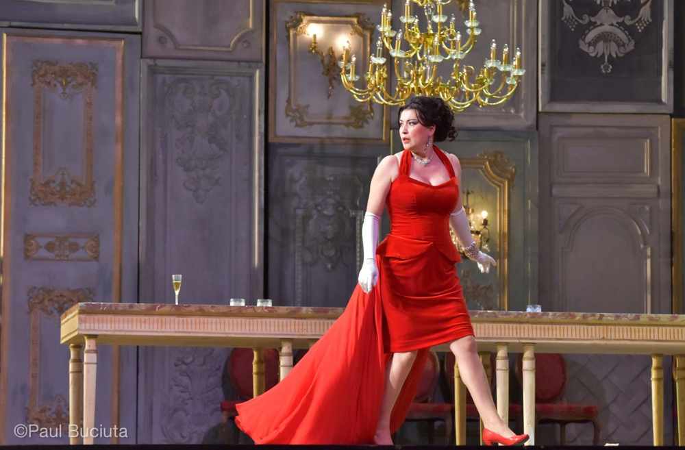 La traviata, în regia britanicului Paul Curran, pescena Operei Nationale Bucuresti.