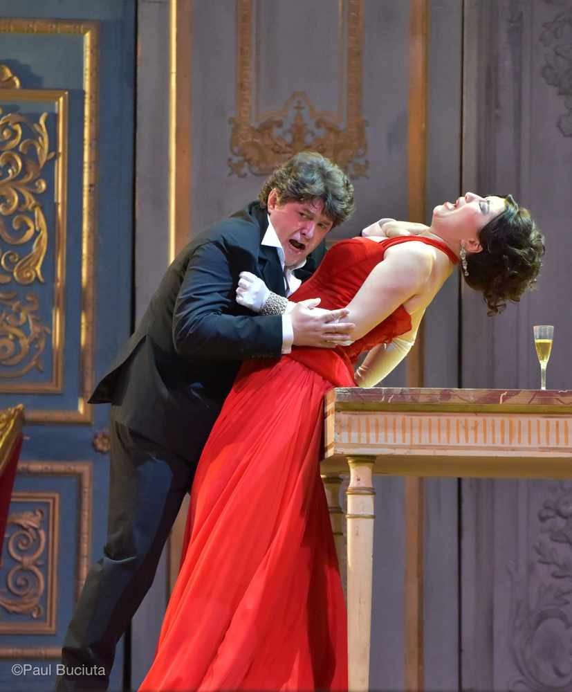 La traviata, în regia britanicului Paul Curran, pescena Operei Nationale Bucuresti.