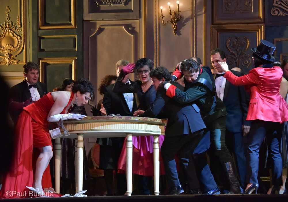 La traviata, în regia britanicului Paul Curran, pescena Operei Nationale Bucuresti.