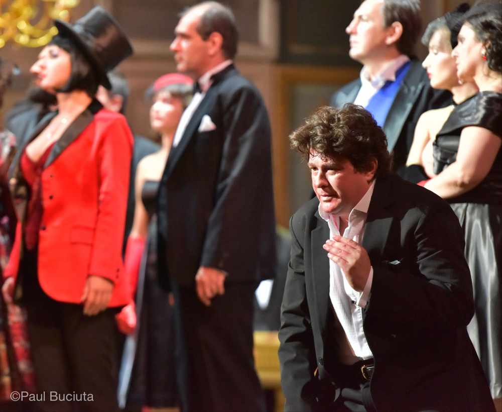 La traviata, în regia britanicului Paul Curran, pescena Operei Nationale Bucuresti.