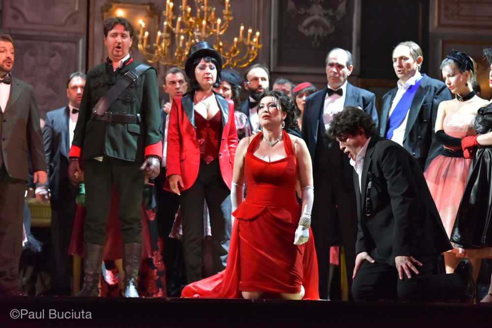 La traviata, în regia britanicului Paul Curran, pescena Operei Nationale Bucuresti.