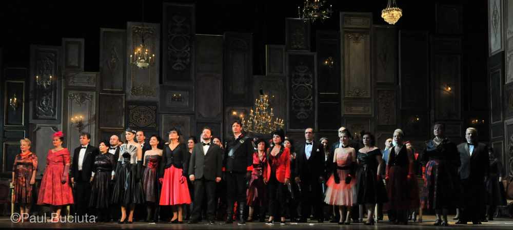 La traviata, în regia britanicului Paul Curran, pescena Operei Nationale Bucuresti.