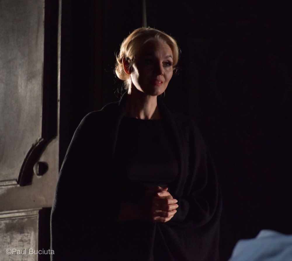 La traviata, în regia britanicului Paul Curran, pescena Operei Nationale Bucuresti.