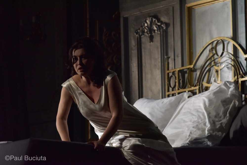 La traviata, în regia britanicului Paul Curran, pescena Operei Nationale Bucuresti.