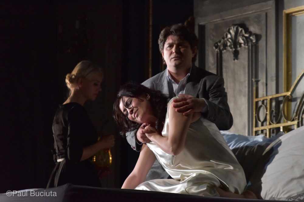 La traviata, în regia britanicului Paul Curran, pescena Operei Nationale Bucuresti.