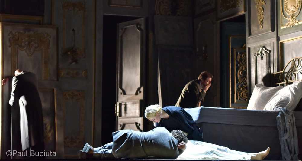 La traviata, în regia britanicului Paul Curran, pescena Operei Nationale Bucuresti.