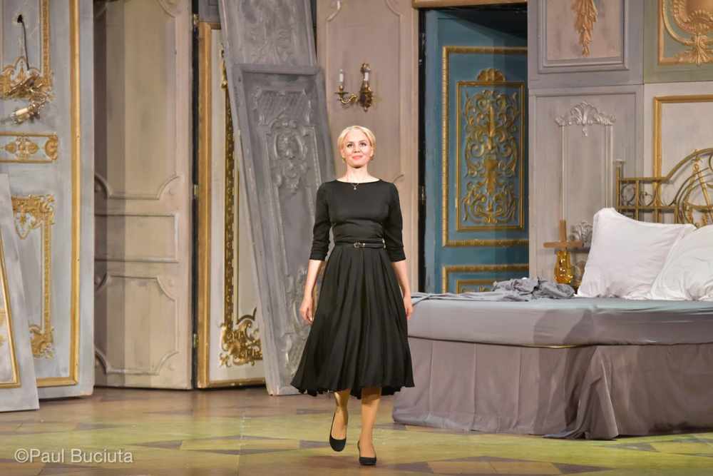 La traviata, în regia britanicului Paul Curran, pescena Operei Nationale Bucuresti.