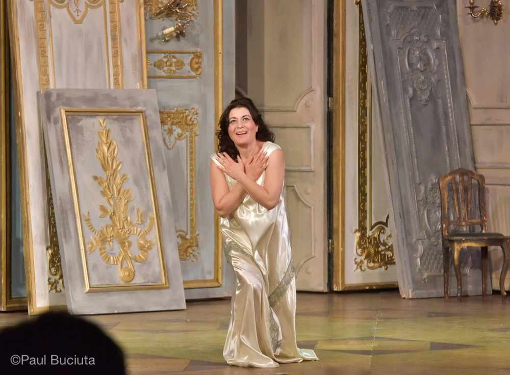 La traviata, în regia britanicului Paul Curran, pescena Operei Nationale Bucuresti.