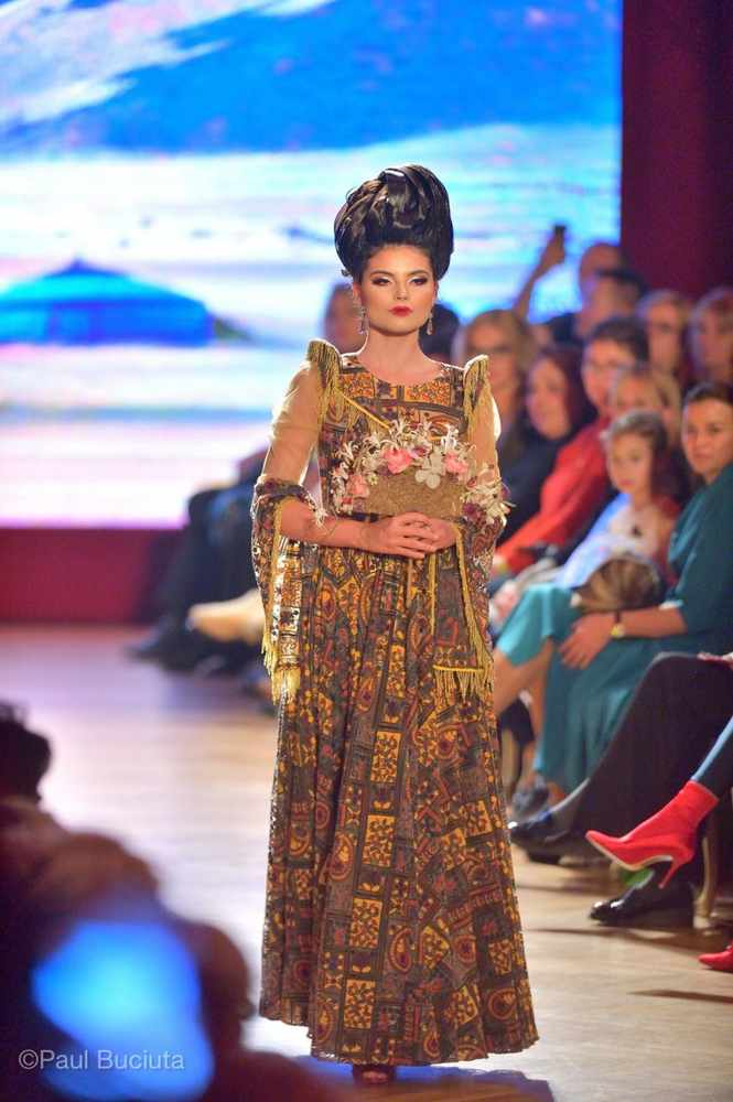 Prezentarea colectiei KUMBAYA apartinand creatoarei Liza Panait.