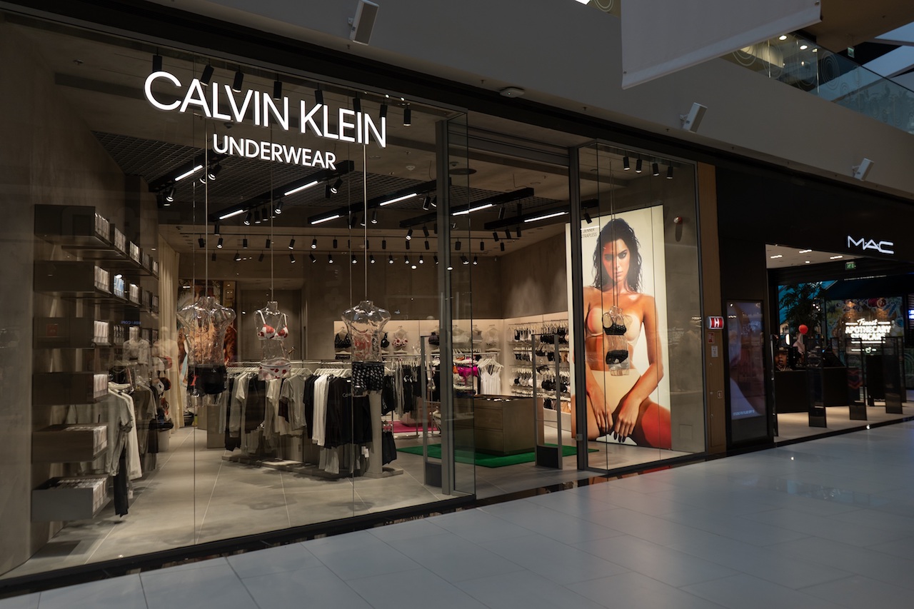 secondary merger Cyclops Primele magazine Calvin Klein Underwear și Calvin Klein Jeans în România –  Marea Dragoste